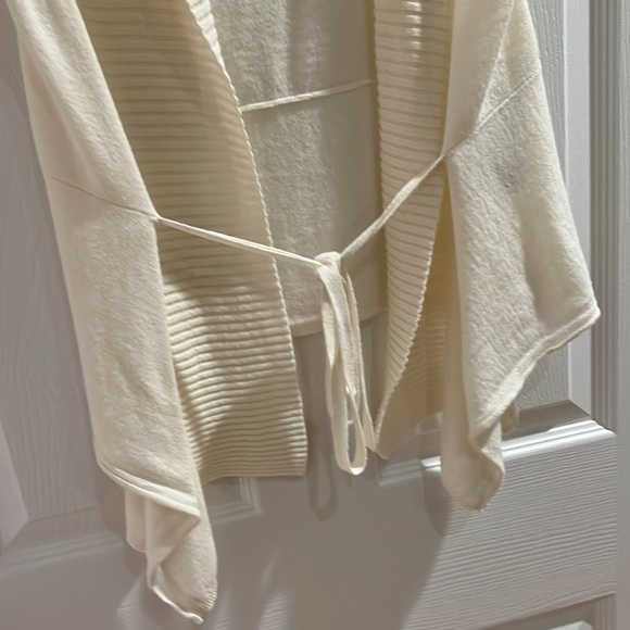 Levi’s shawl tie front sweater vest medium - Picture 2 of 4